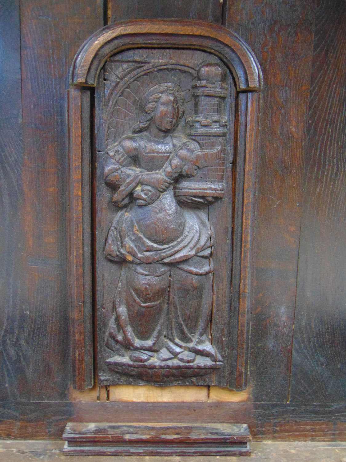 Two possible 16th century carved oak panels depicting figures set within a 19th century Irish oak - Bild 4 aus 7