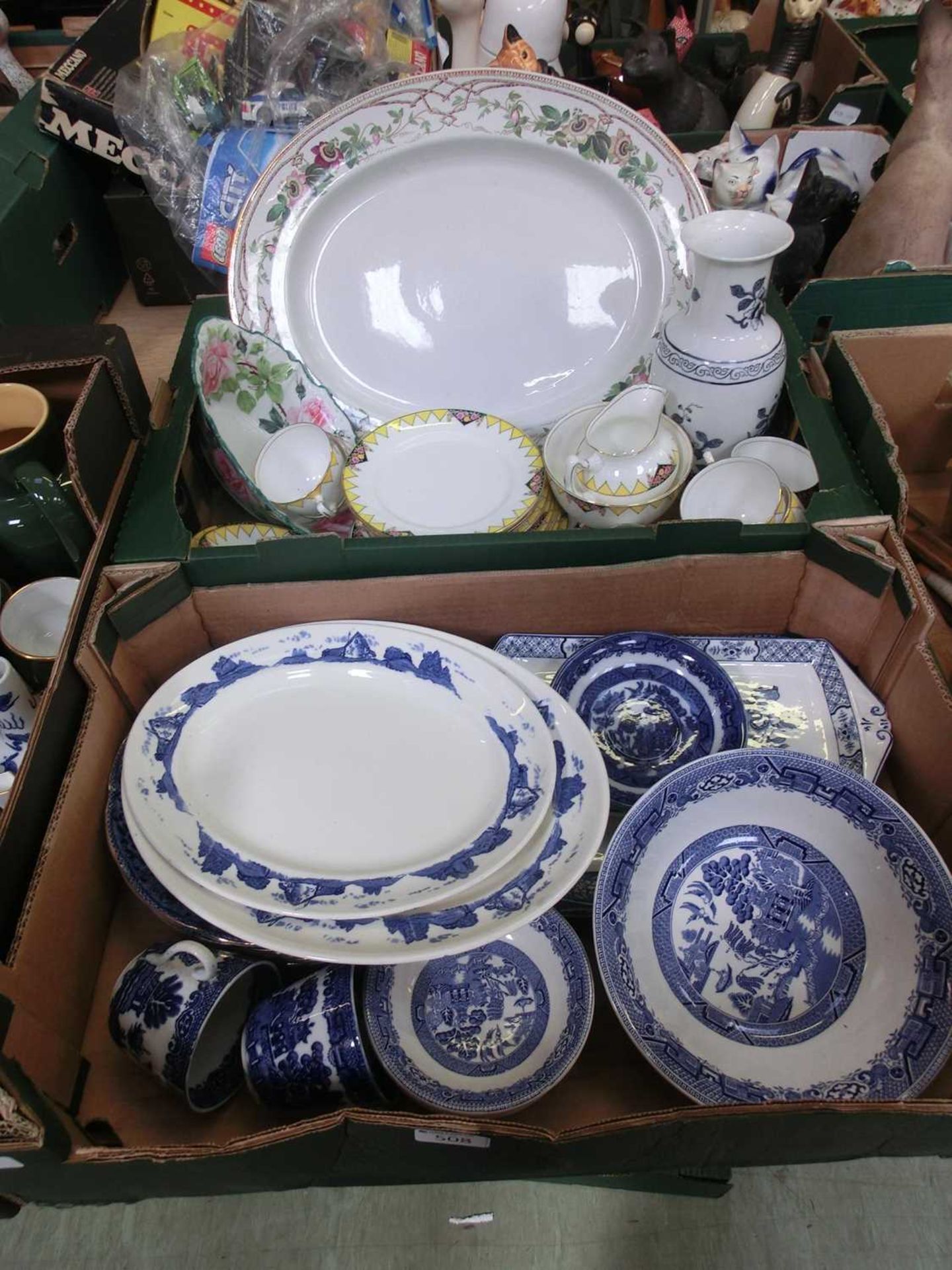 2 trays of ceramic table ware incl. meat plates, blue and white, bowls, cups and saucers, etc.