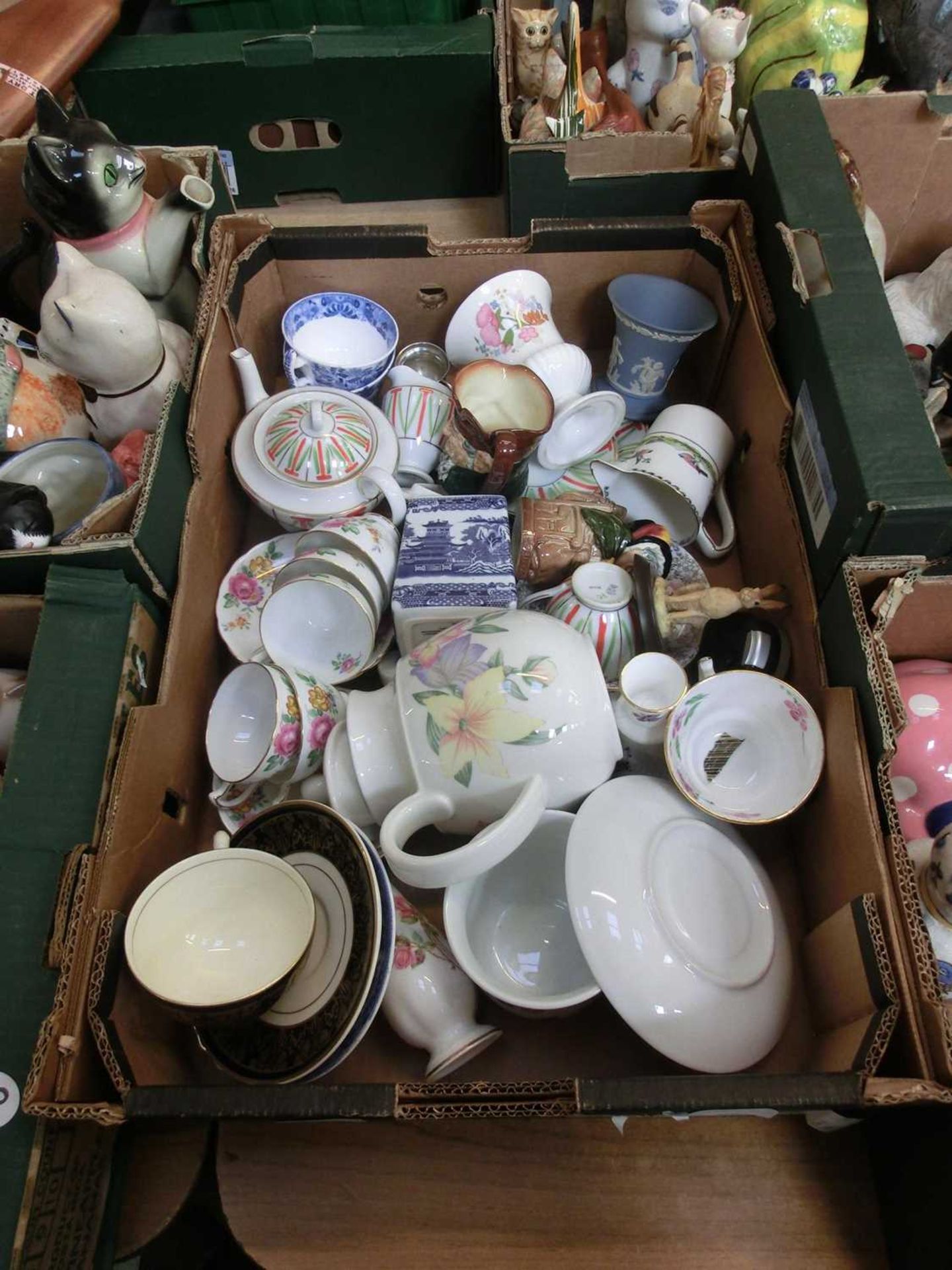 Tray of decorative ceramics incl. cups, saucers, teapots, Jasper ware, etc.