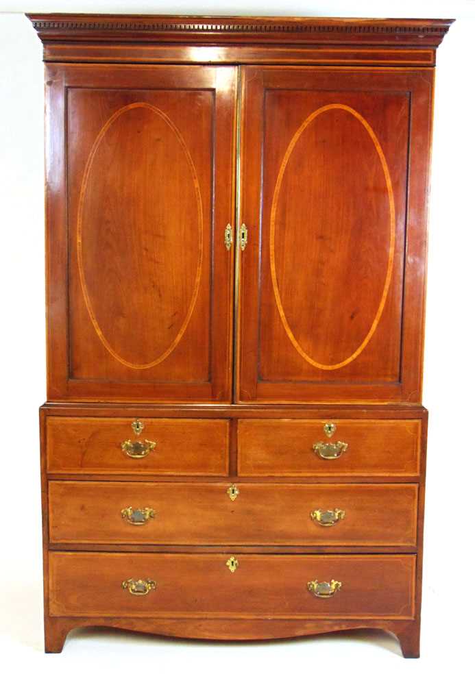 An Edwardian mahogany, satinwood banded and boxwood strung linen press, the dental cornice over - Bild 2 aus 8