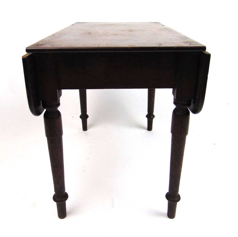 An 18th century apprentice mahogany pembroke table, the drop leaf top on turned legs, h.26.5 cm, - Bild 3 aus 3