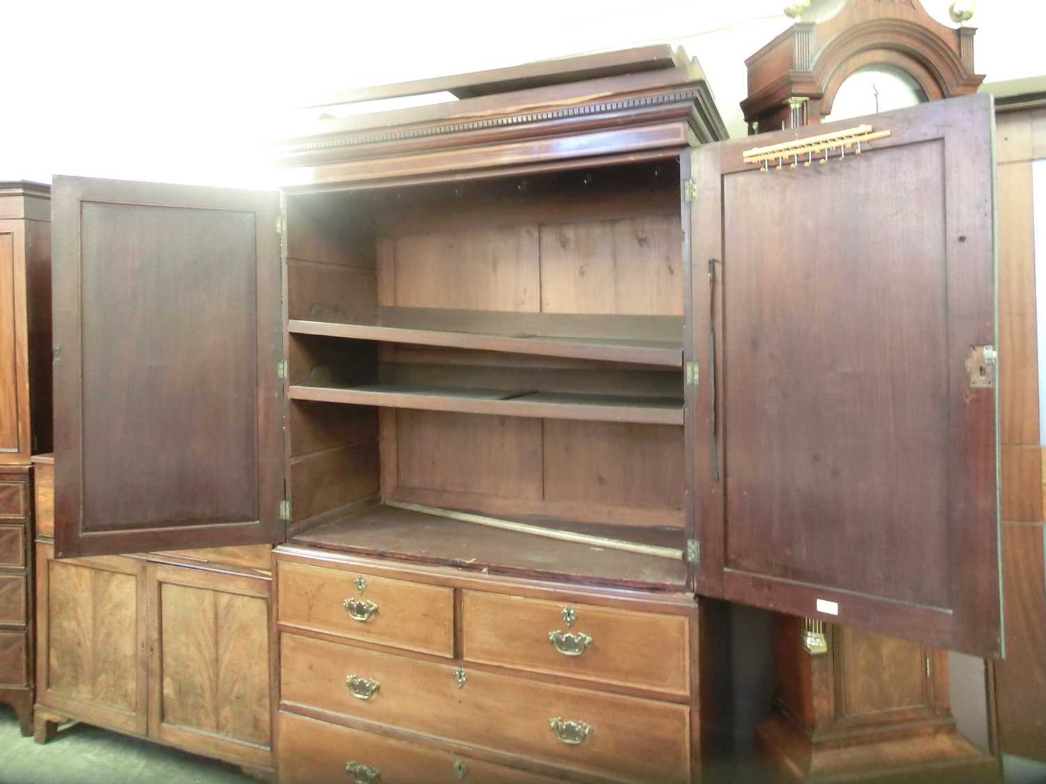 An Edwardian mahogany, satinwood banded and boxwood strung linen press, the dental cornice over - Bild 3 aus 8