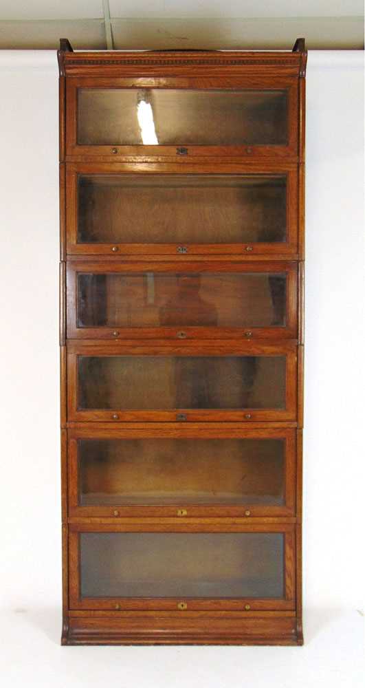 An early 20th century oak sectional bookcase by Lebus, comprising of cornice, plinth and six - Bild 2 aus 2