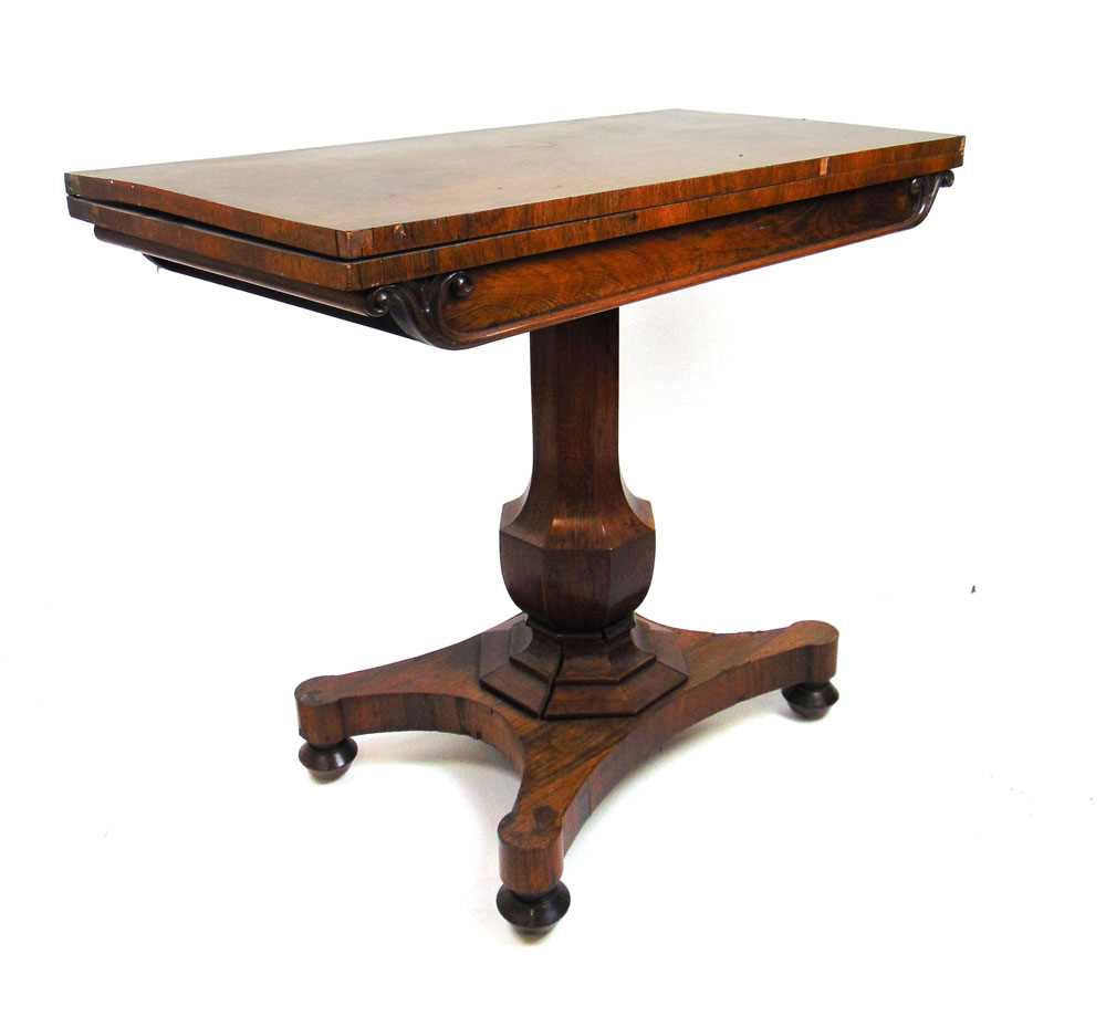 An early Victorian rosewood tea table, the fold over top supported on a swivel action on an - Bild 2 aus 2