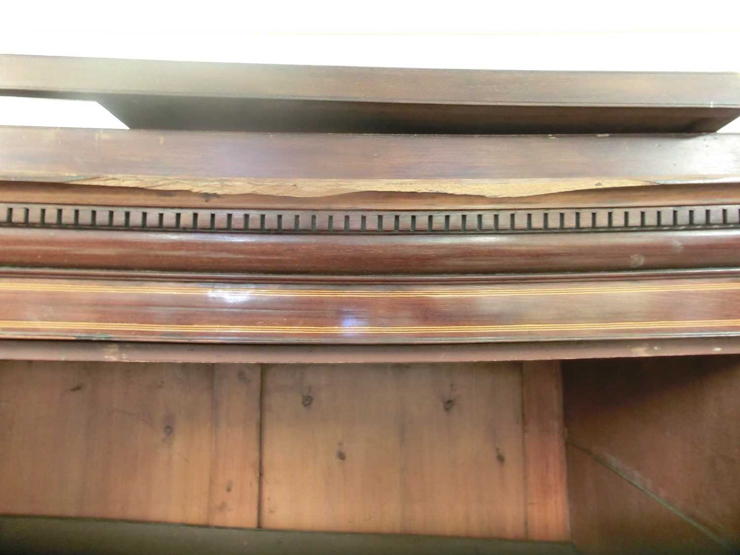 An Edwardian mahogany, satinwood banded and boxwood strung linen press, the dental cornice over - Bild 6 aus 8