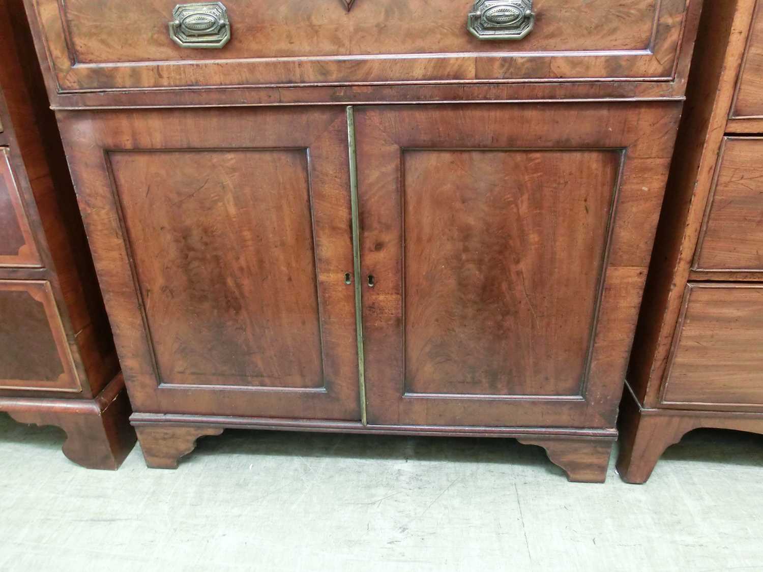 An early 19th century mahogany bookcase, the top with two glazed doors over single drawer and two - Bild 11 aus 12