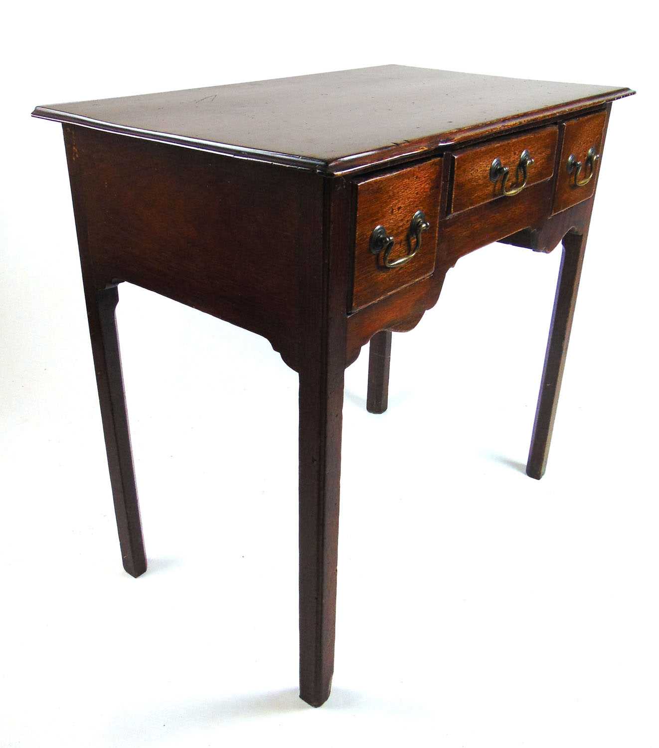 A mid 18th century walnut low boy, the top over three drawers on moulded legs, h. 74 cm, w. 78 cm, - Bild 2 aus 2