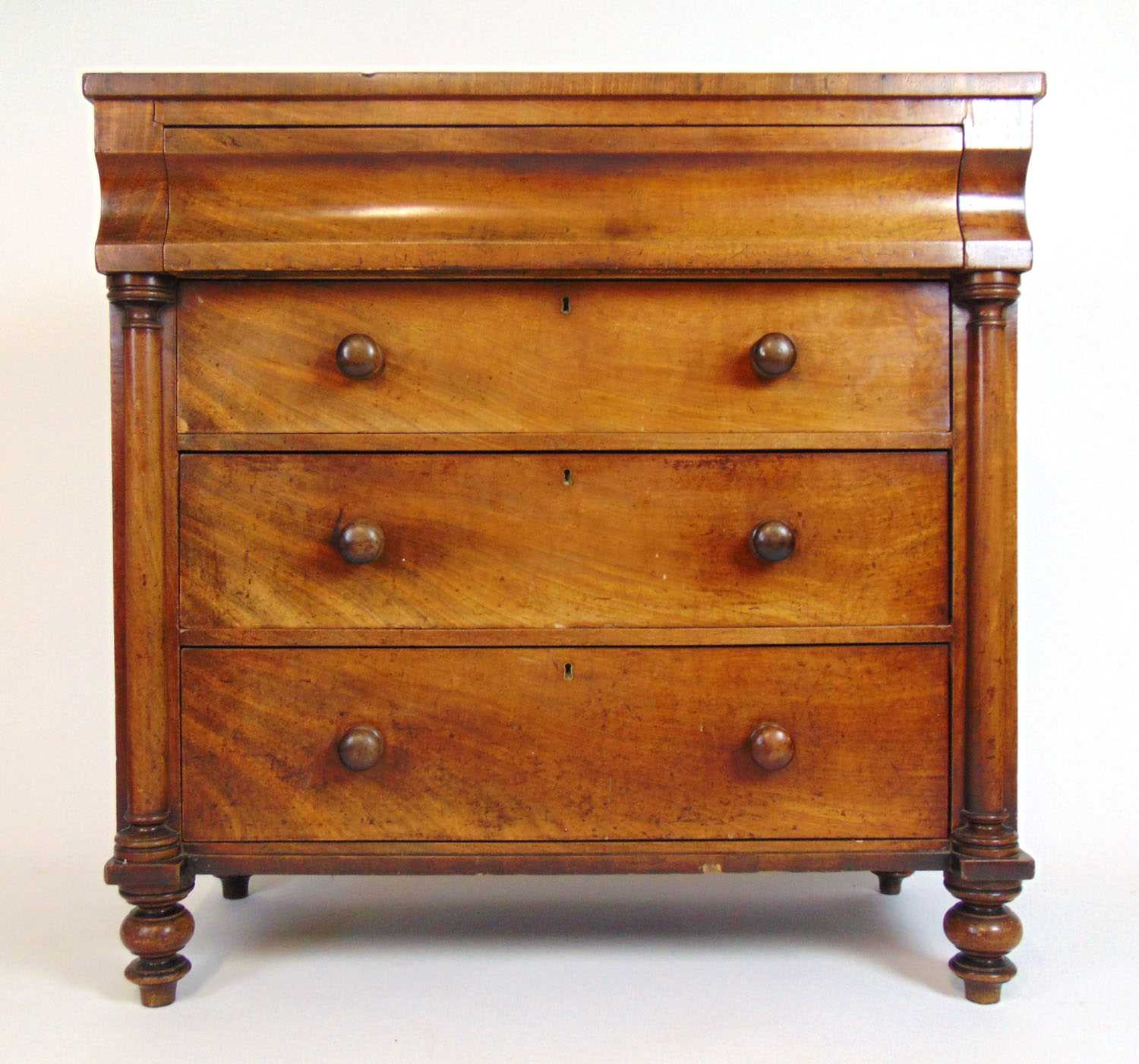 A 19th century mahogany chest of drawers, the top over a concave fronted drawer over three long - Bild 2 aus 2