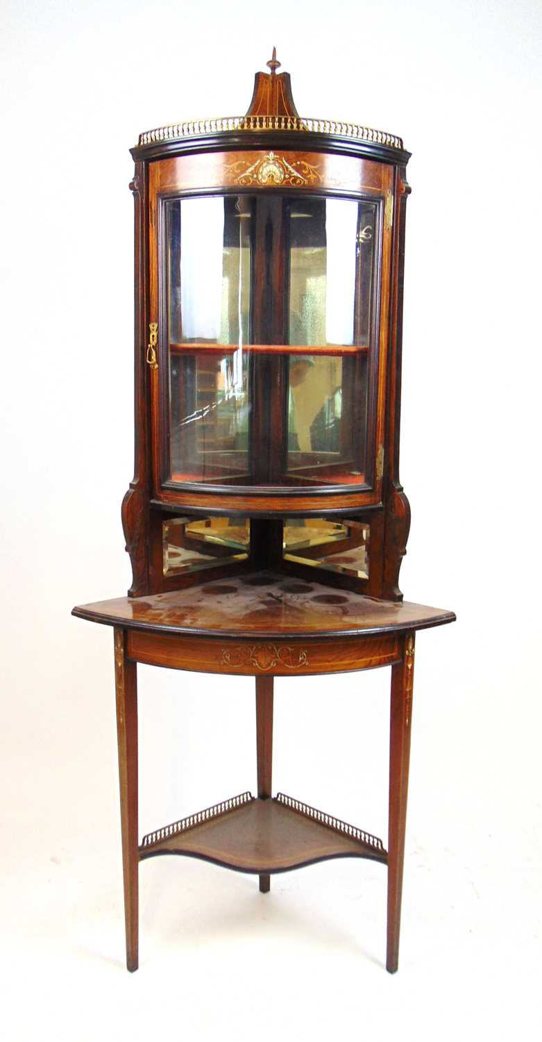 An Edwardian rosewood, boxwood strung and marquetry floorstanding corner display cabinet, the - Bild 2 aus 4