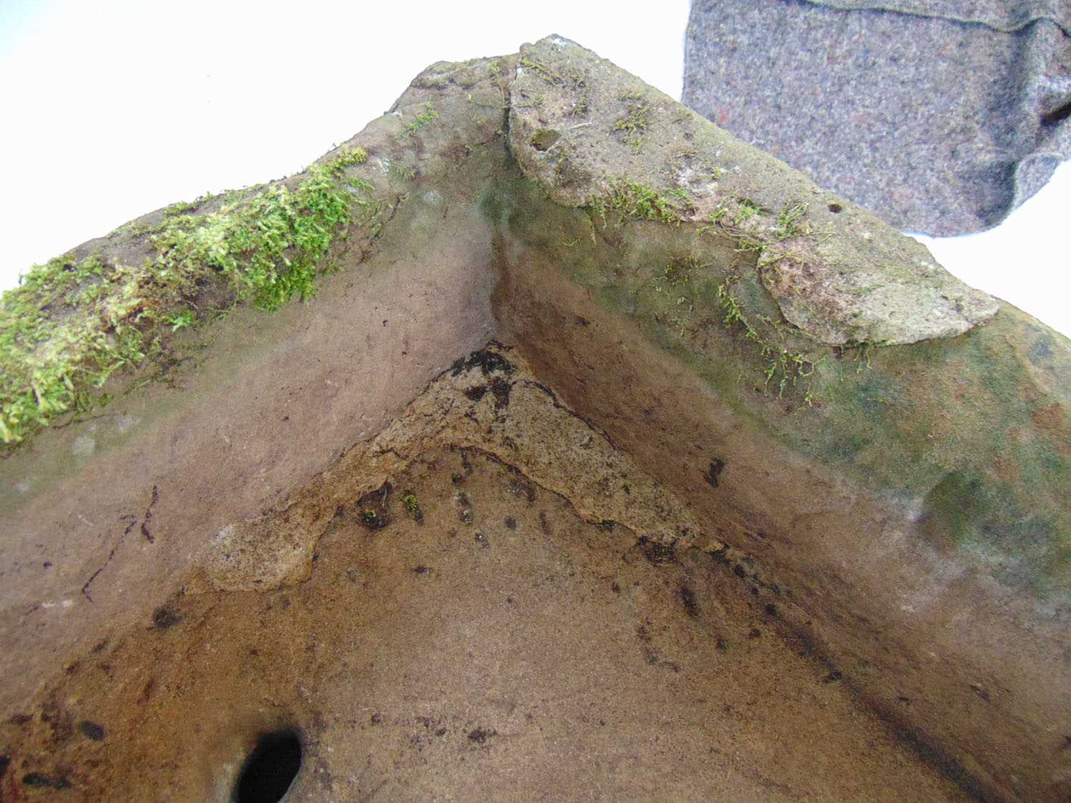 A sandstone sink, h.30 cm, w. 78 cm, d. 57 cmWeathered. Repairs to one corner. Trolly not included - Bild 3 aus 3