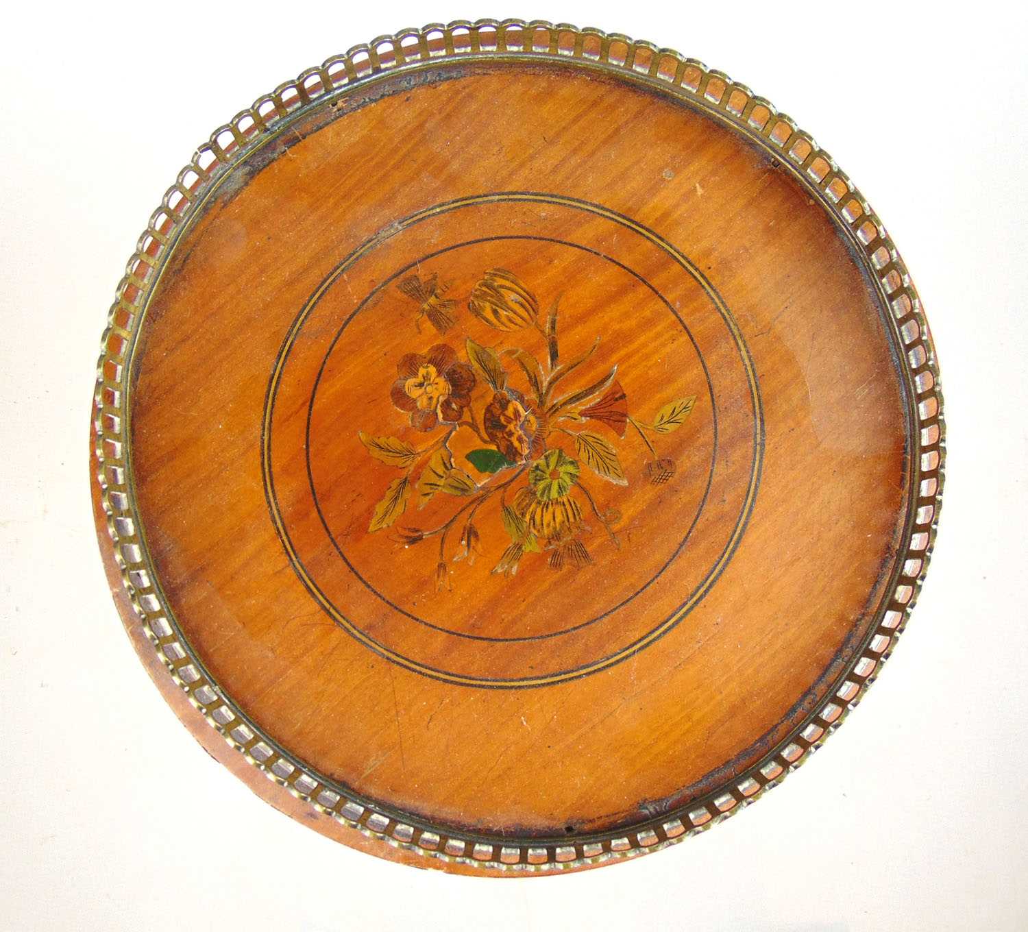 An early 20th century satinwood, strung, marquetry and brass mounted jardinière stand, the galleried - Bild 2 aus 3