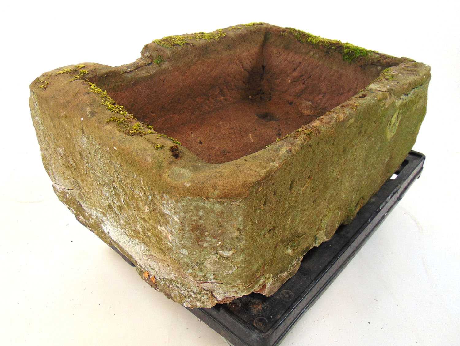 A sandstone sink, h.30 cm, w. 78 cm, d. 57 cmWeathered. Repairs to one corner. Trolly not included - Bild 2 aus 3