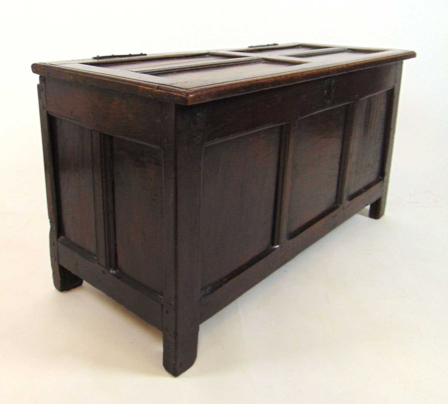 An early 18th century oak coffer, the four panel top lifting to reveal a vacant interior over a - Bild 2 aus 2