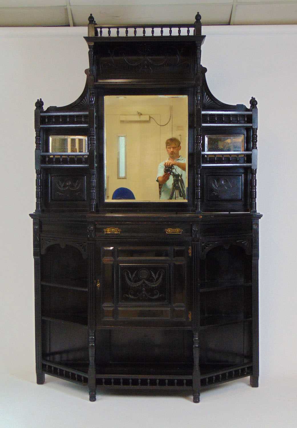 A late Victorian aesthetic movement ebonized display cabinet, the back with beveled mirrors and - Bild 2 aus 2