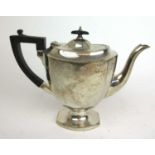 A George V silver coffee pot of conventional form. Hallmarked for London 1918. Approx weight 557g