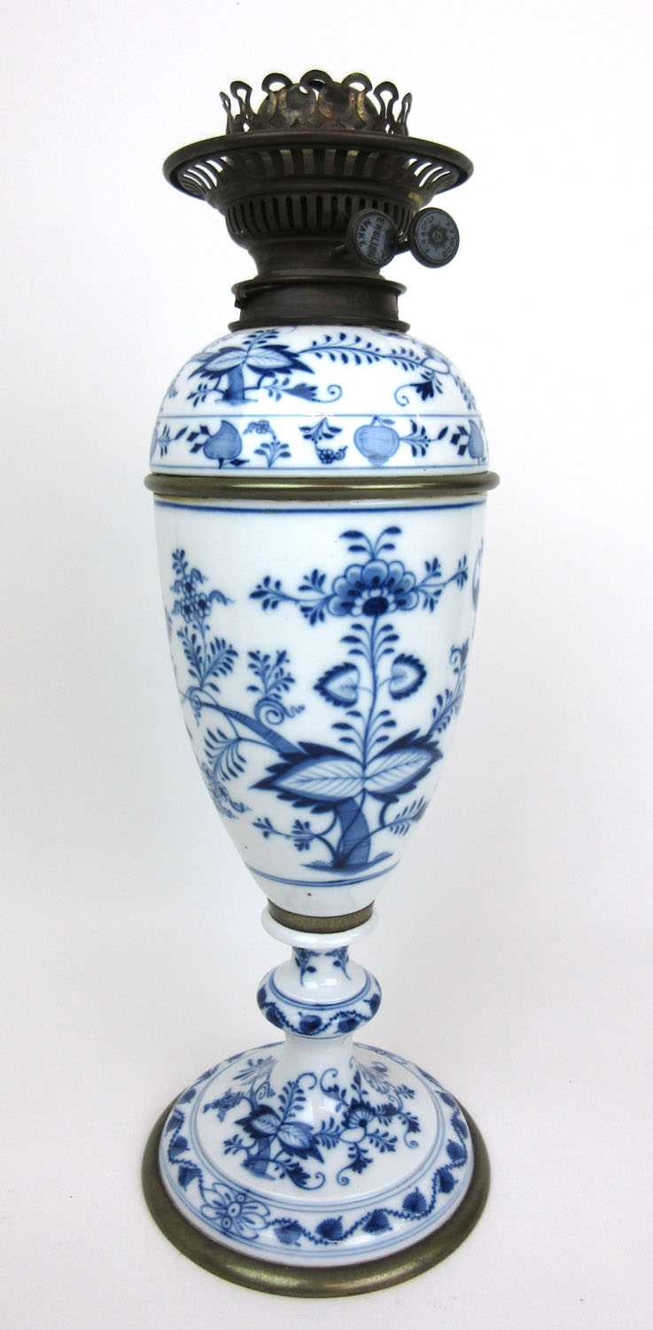 A late 19th/early 20th century Meissen Onion pattern porcelain oil lamp with duplex burner, h. 67 - Bild 2 aus 2