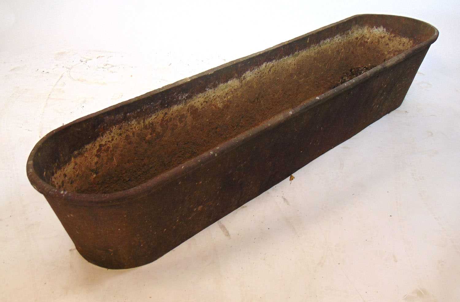 A large 19th century iron trough, h. 35 cm, l.186 cmDirty. - Bild 3 aus 3