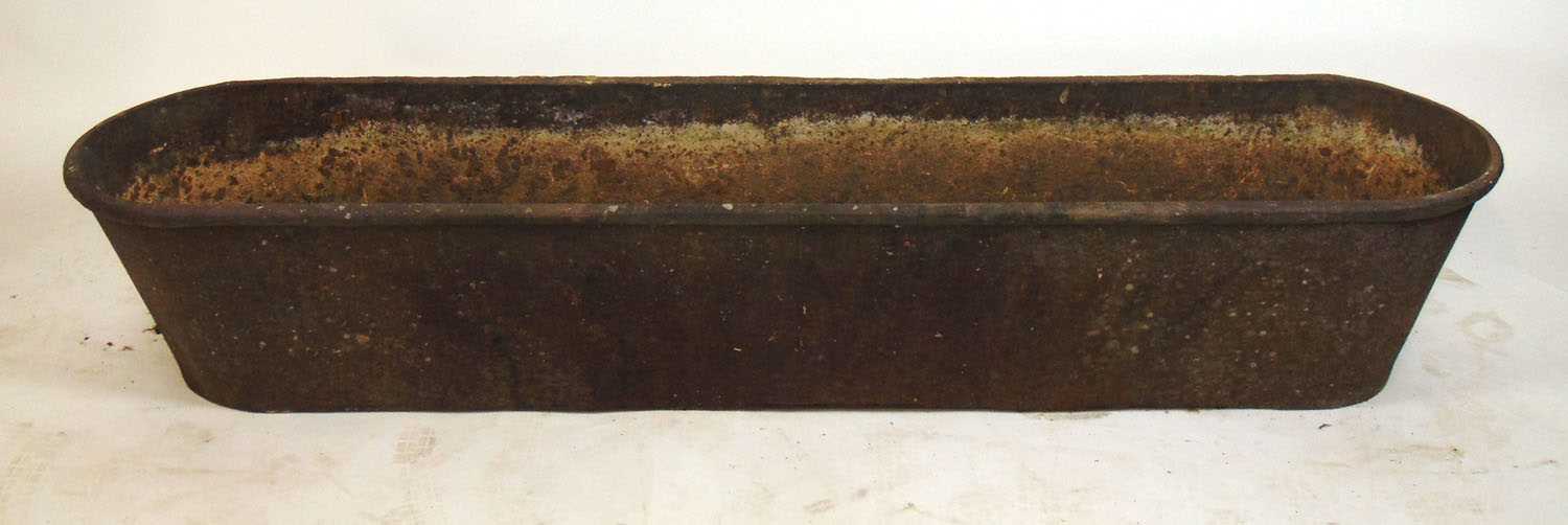 A large 19th century iron trough, h. 35 cm, l.186 cmDirty. - Bild 2 aus 3