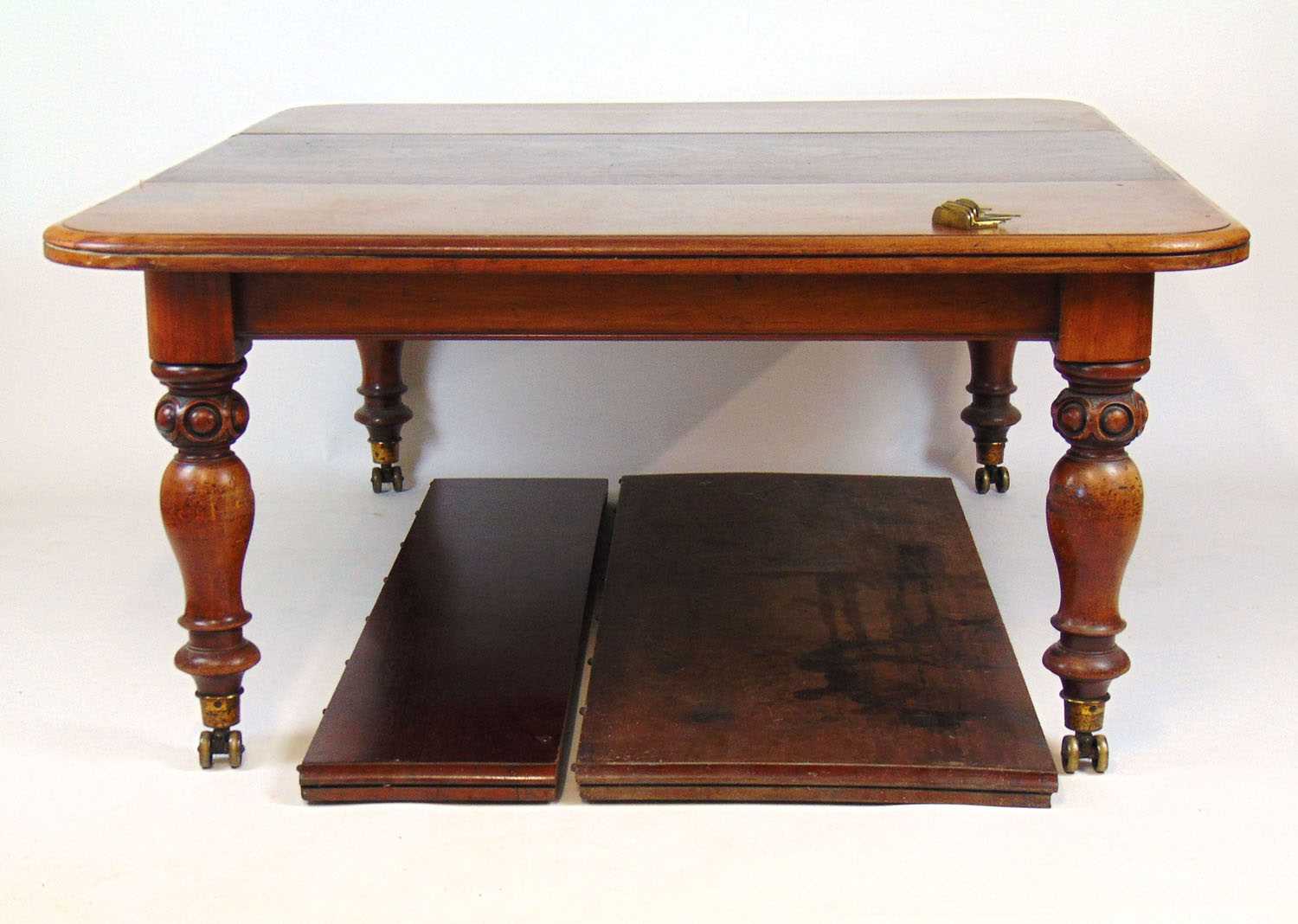 A Victorian mahogany extending dining table, the moulded top on pull-out mechanism with three leaf's - Bild 2 aus 2