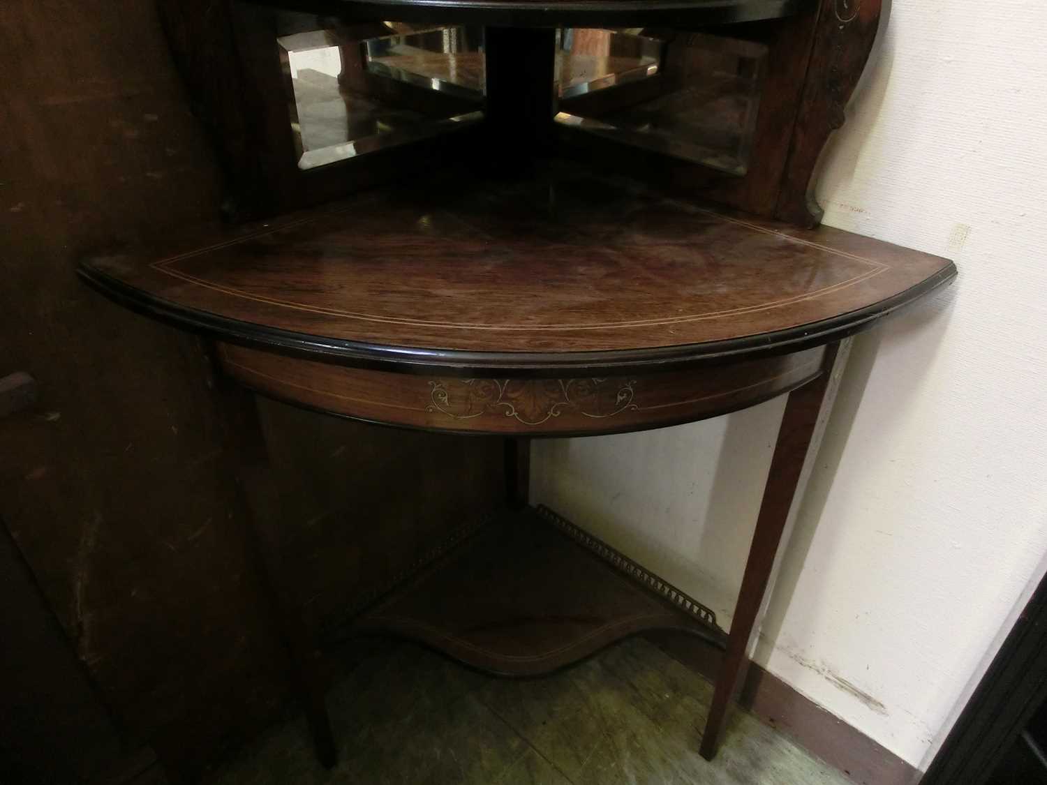 An Edwardian rosewood, boxwood strung and marquetry floorstanding corner display cabinet, the - Bild 4 aus 4