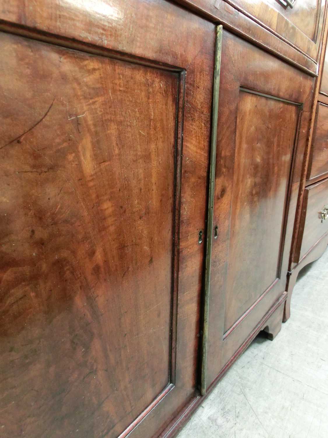 An early 19th century mahogany bookcase, the top with two glazed doors over single drawer and two - Bild 4 aus 12