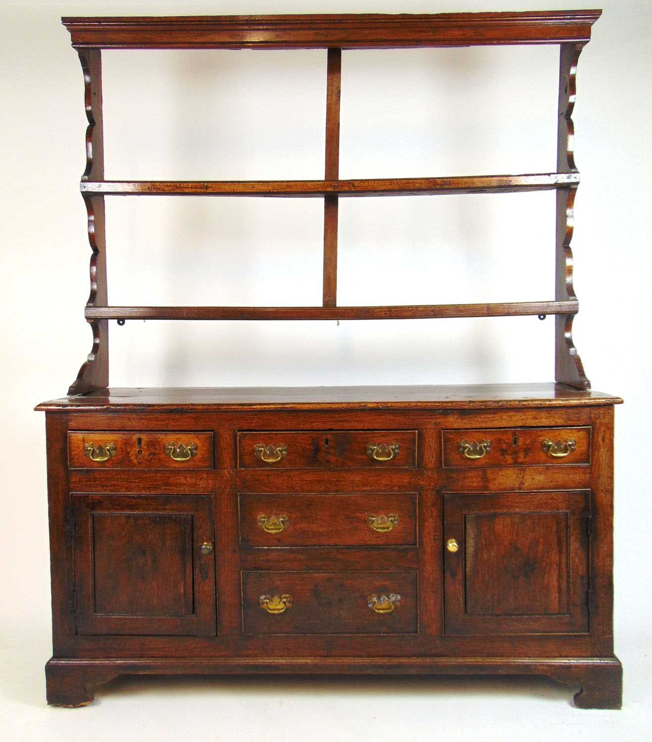 An 18th century oak dresser, the plate rack over the base with drawers and cupboard doors on bracket - Bild 2 aus 3