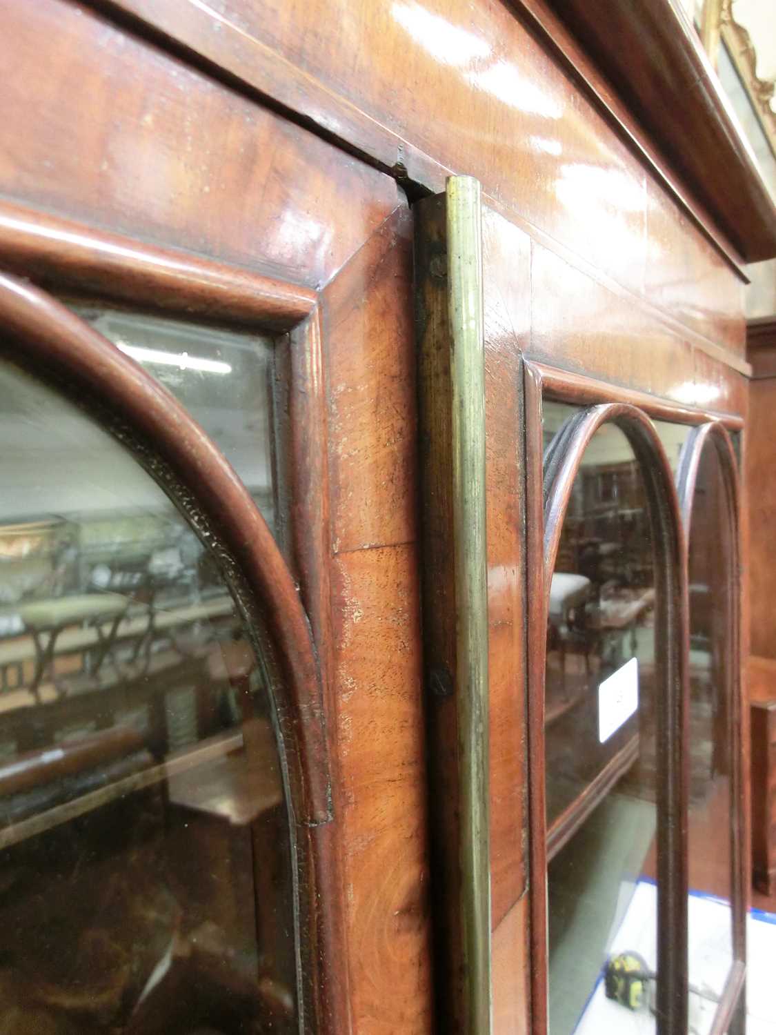 An early 19th century mahogany bookcase, the top with two glazed doors over single drawer and two - Bild 3 aus 12
