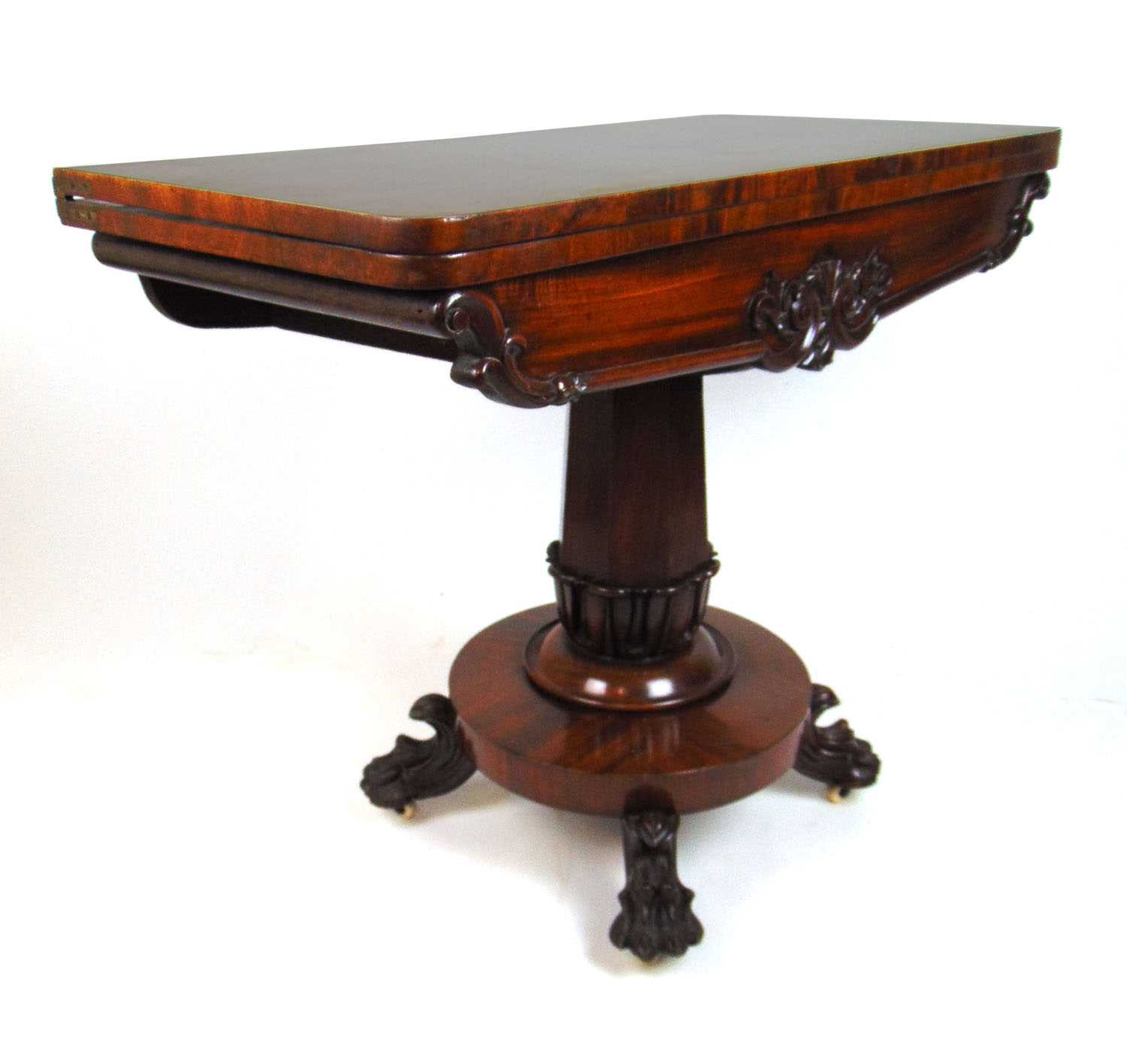 An early Victorian mahogany tea table, the fold over top supported on a swivel action over a - Bild 3 aus 3