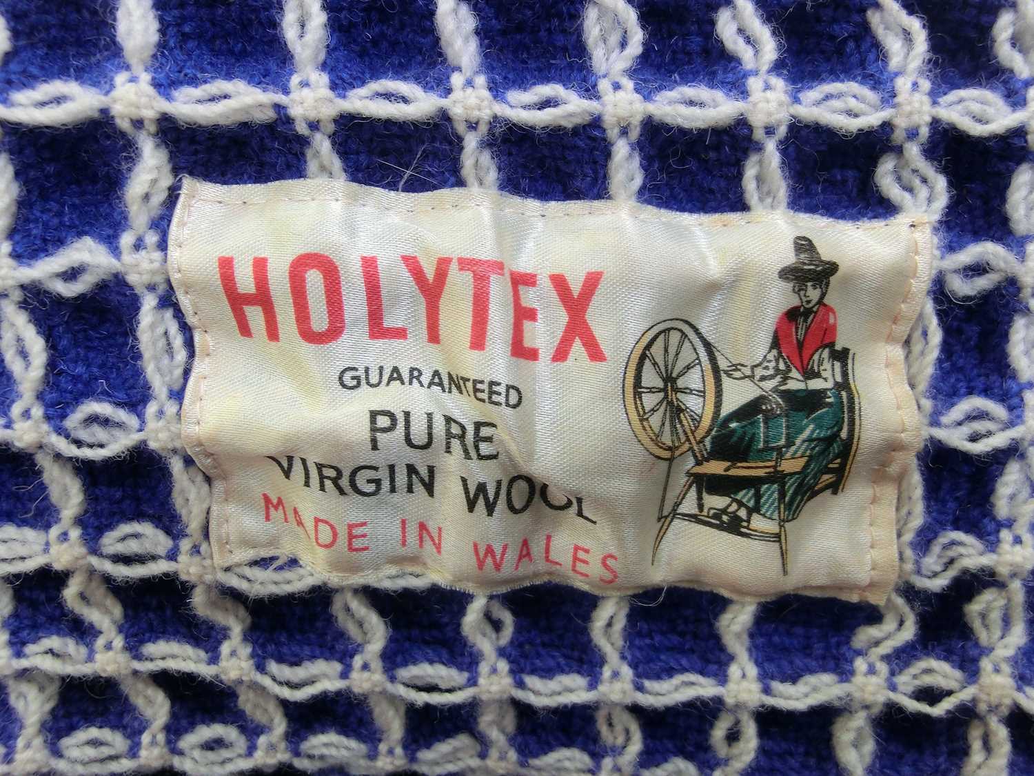 A Holytex mid-20th century honey comb blanket produced in Flintshire, North Wales, fringed on two - Bild 2 aus 3