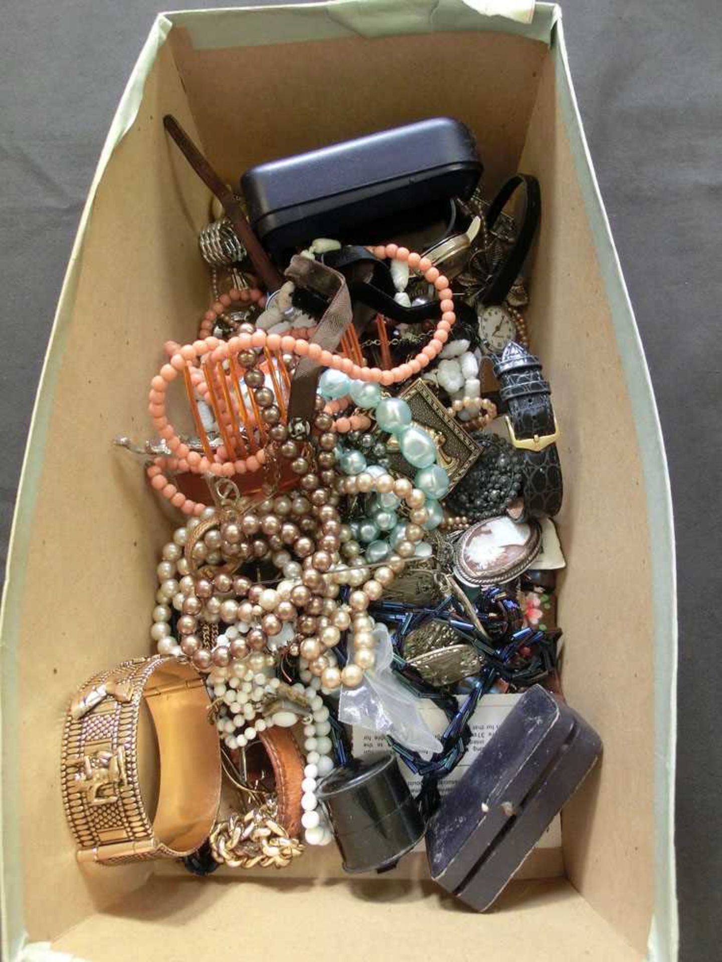 A quantity of costume jewellery