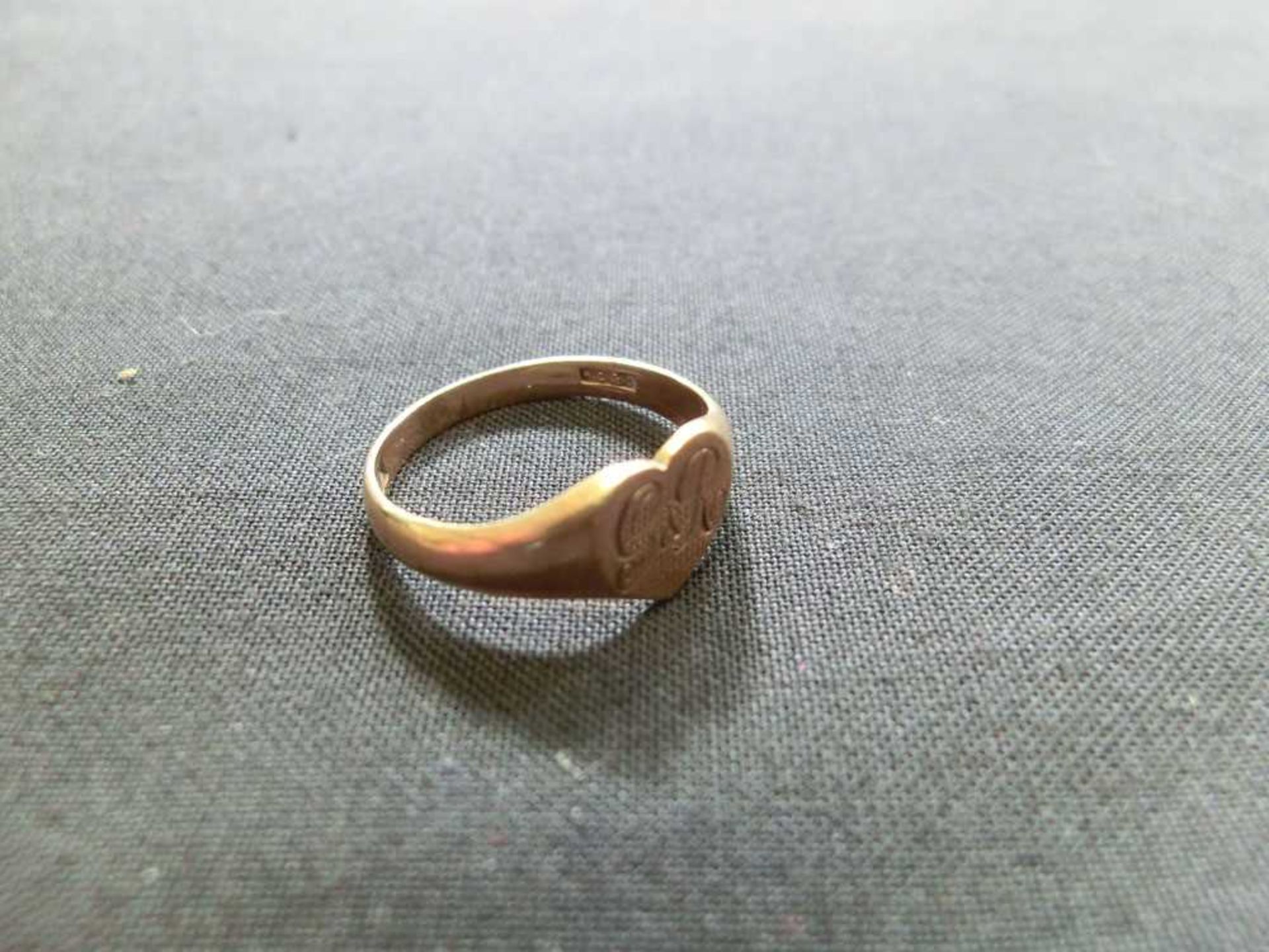 A child's 9k gold signet ring, approx weight 2.2g