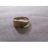 A 9ct gold signet ring weighing approx.2.7g