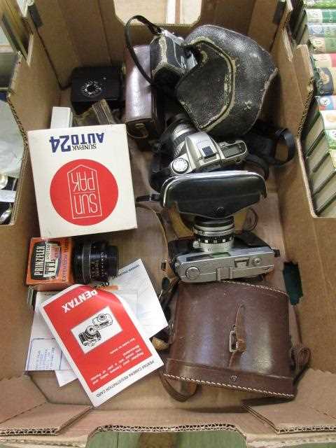 A tray containing an assortment of cameras and binoculars to include Pentax 35/80 Petri Chinon CX