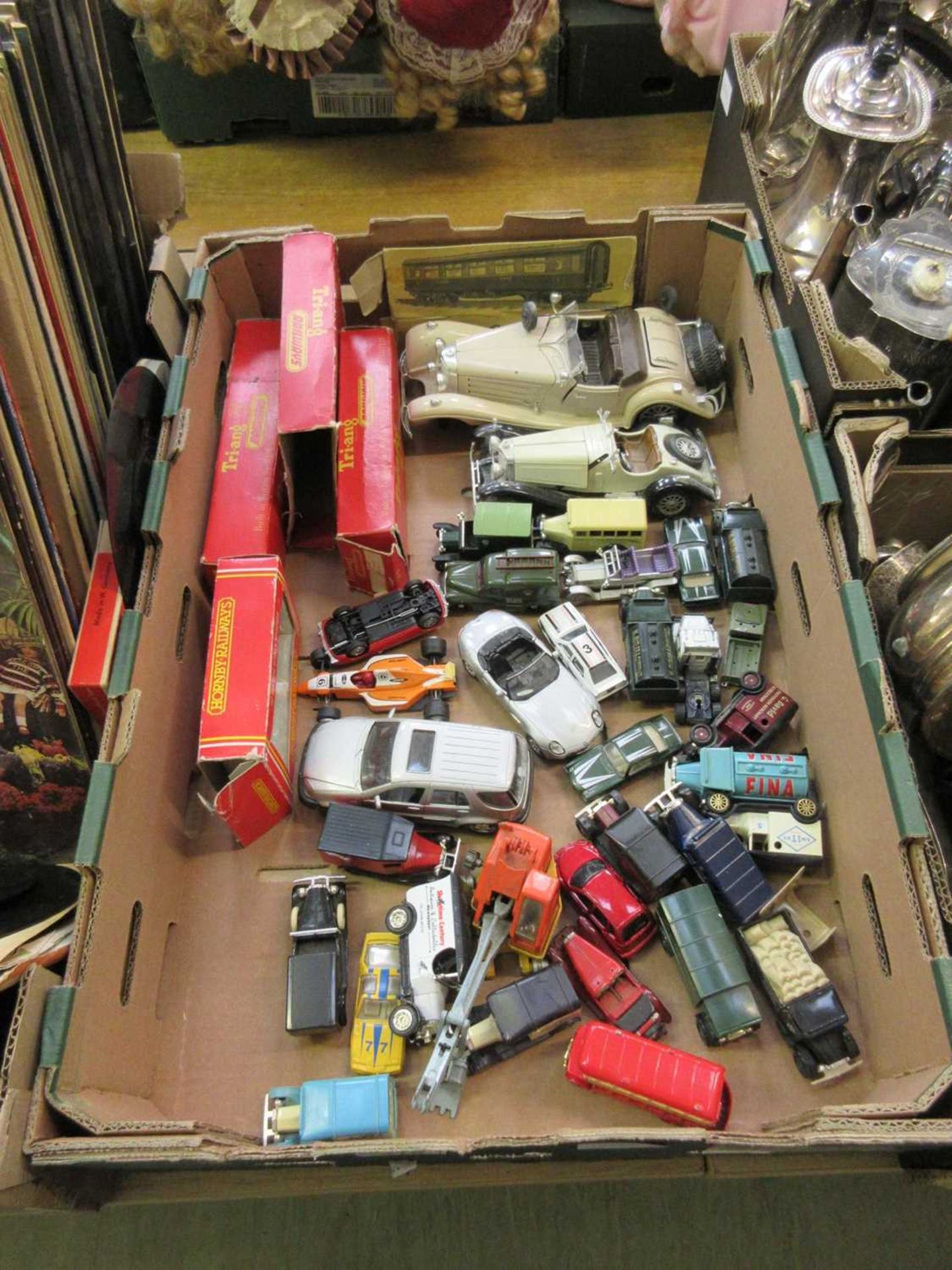 A tray of die cast cars