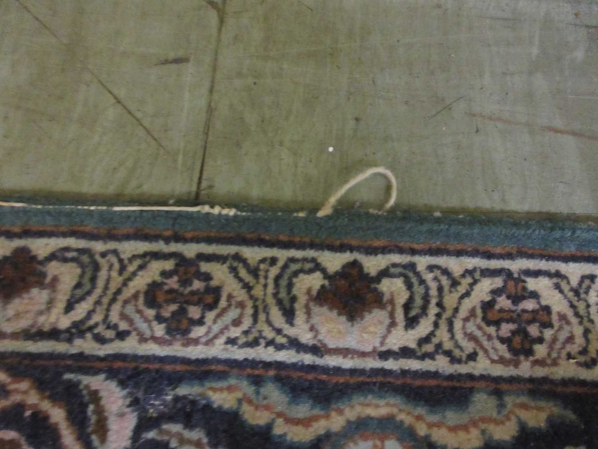A hand woven Persian rug, triple line border enclosing a green ground field with two superimposed - Image 5 of 8