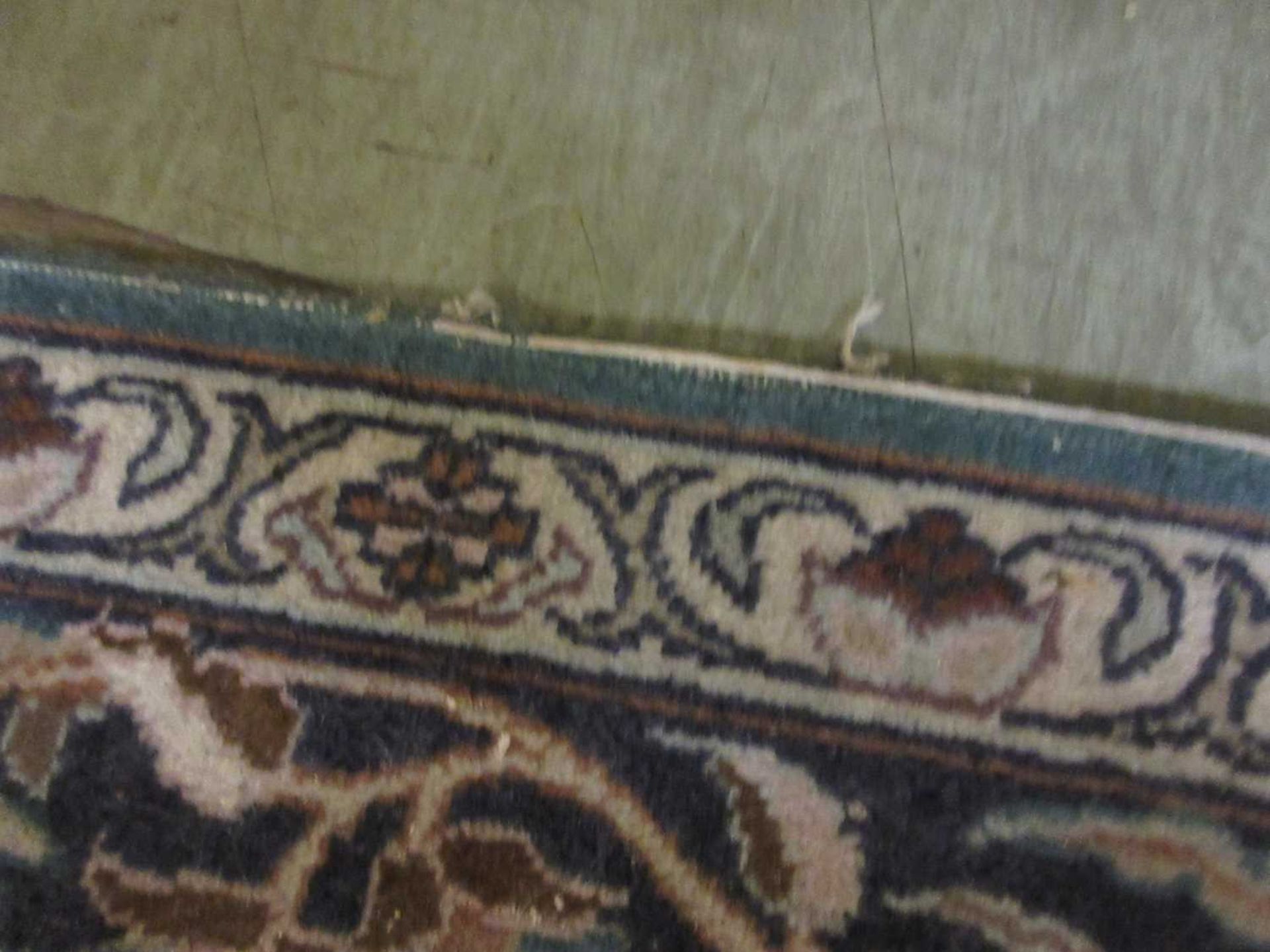 A hand woven Persian rug, triple line border enclosing a green ground field with two superimposed - Image 6 of 8