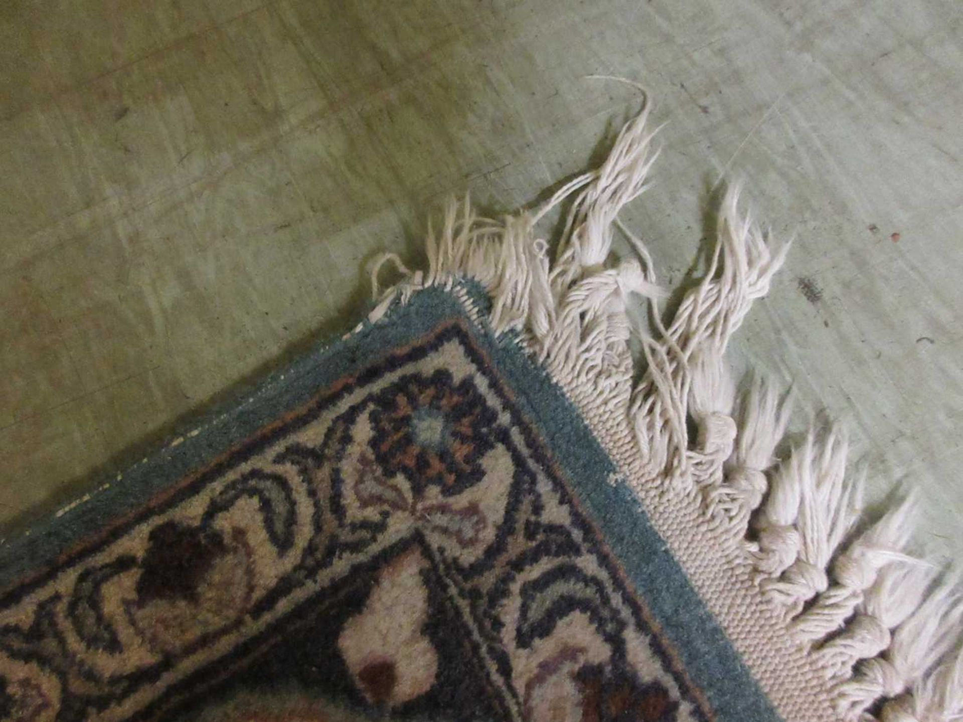 A hand woven Persian rug, triple line border enclosing a green ground field with two superimposed - Image 8 of 8