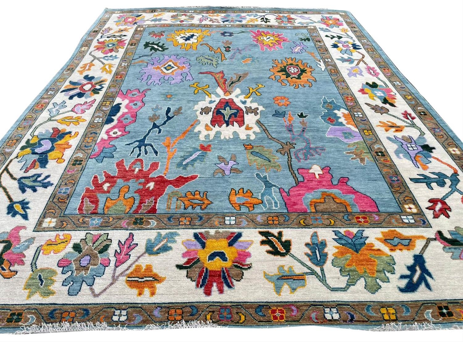 FINE CONTEMPORARY OUSHAK CARPET, 401cm x 303cm.