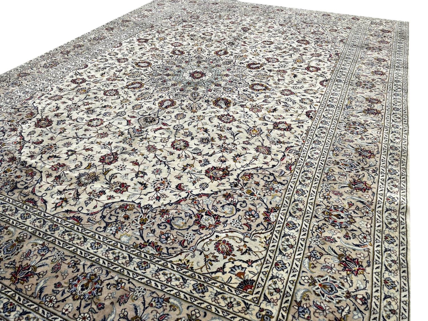 FINE PERSIAN ISPHAHAN DESIGN CARPET, 400cm x 298cm. - Image 5 of 5