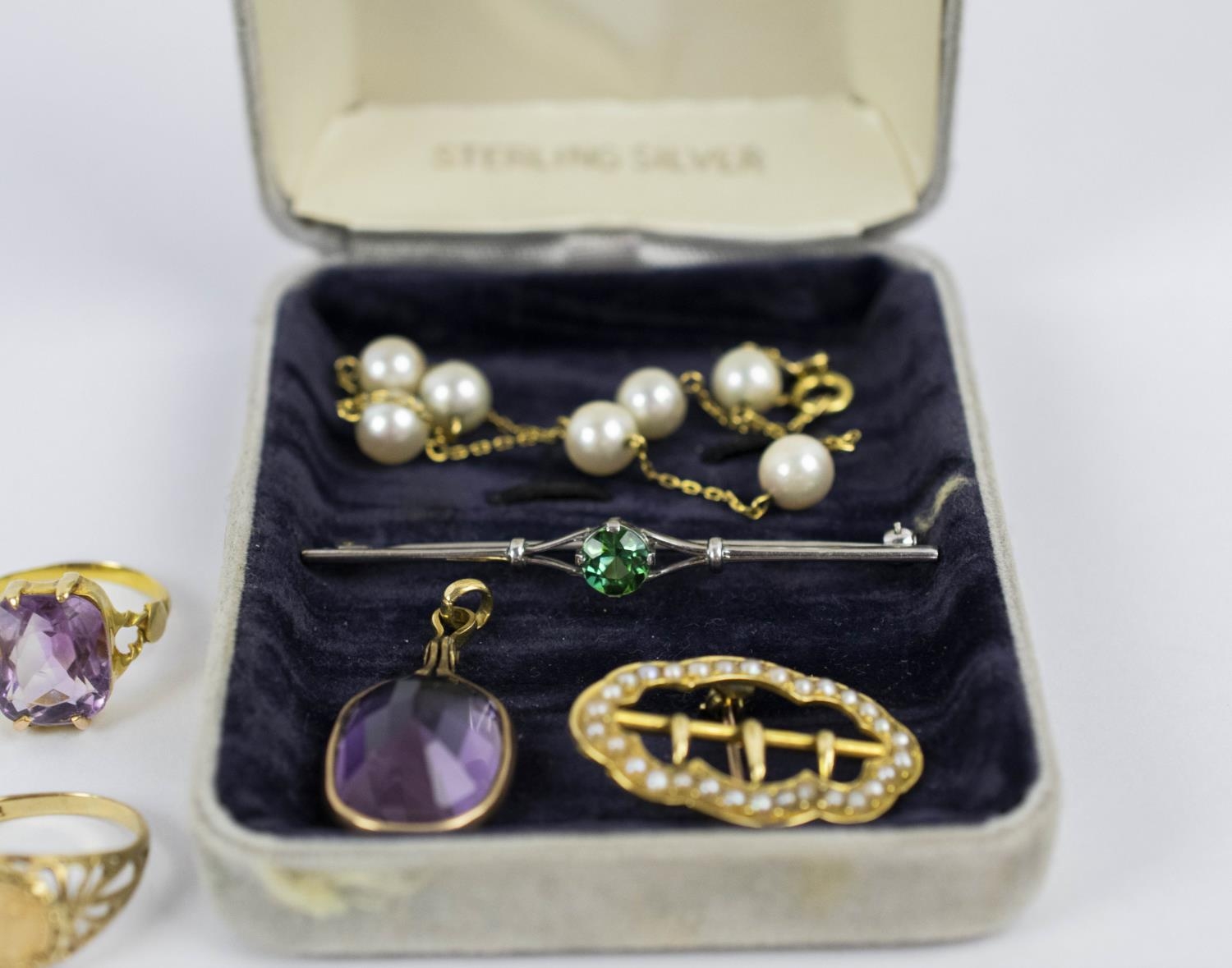 A COLLECTION OF ASSORTED JEWELLERY, comprising two amethyst gold rings, a cultured pearl ring, a - Image 7 of 13