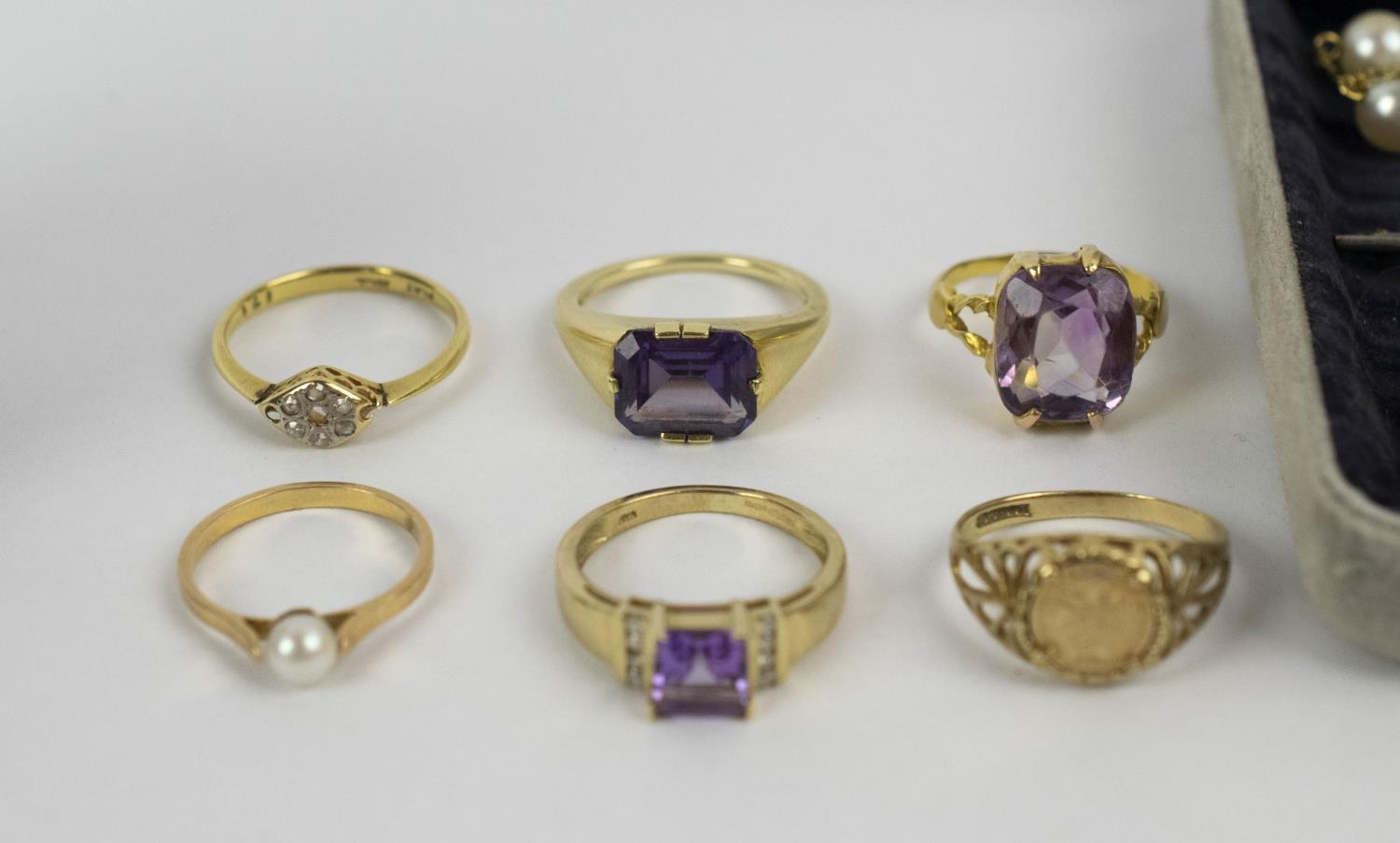 A COLLECTION OF ASSORTED JEWELLERY, comprising two amethyst gold rings, a cultured pearl ring, a - Image 9 of 13