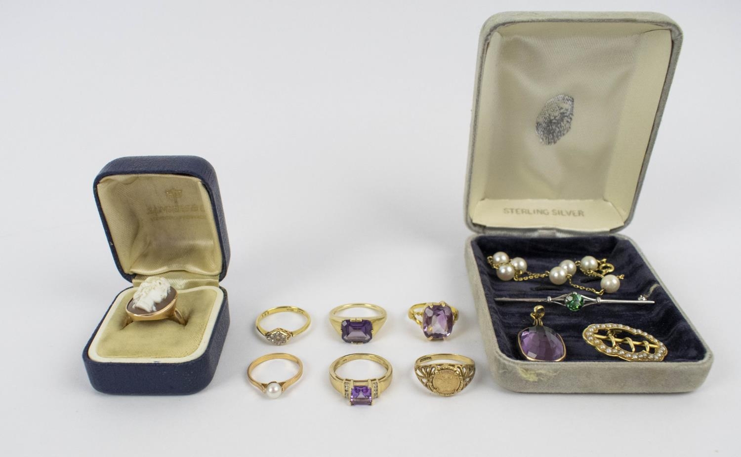 A COLLECTION OF ASSORTED JEWELLERY, comprising two amethyst gold rings, a cultured pearl ring, a