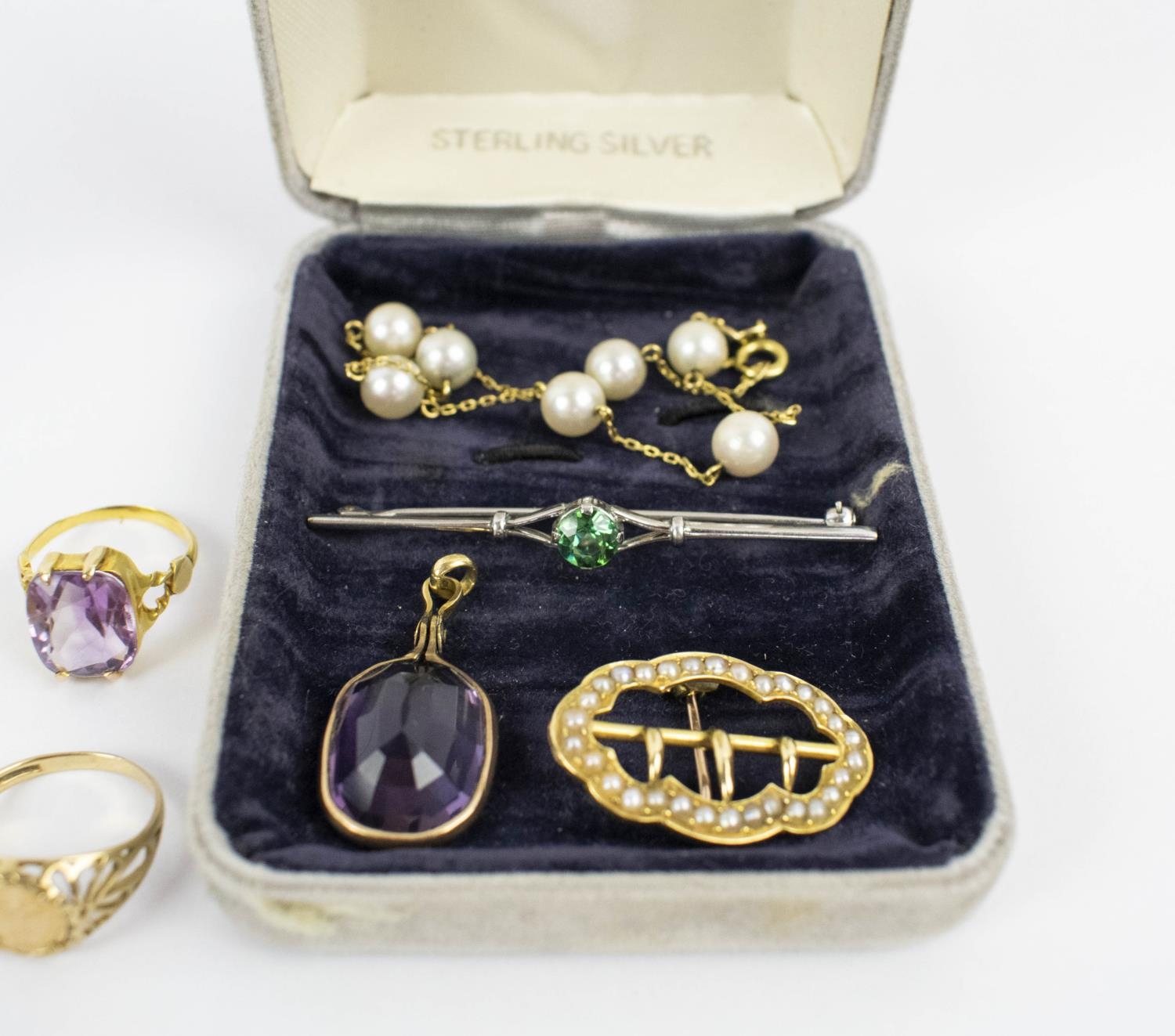 A COLLECTION OF ASSORTED JEWELLERY, comprising two amethyst gold rings, a cultured pearl ring, a - Image 4 of 13