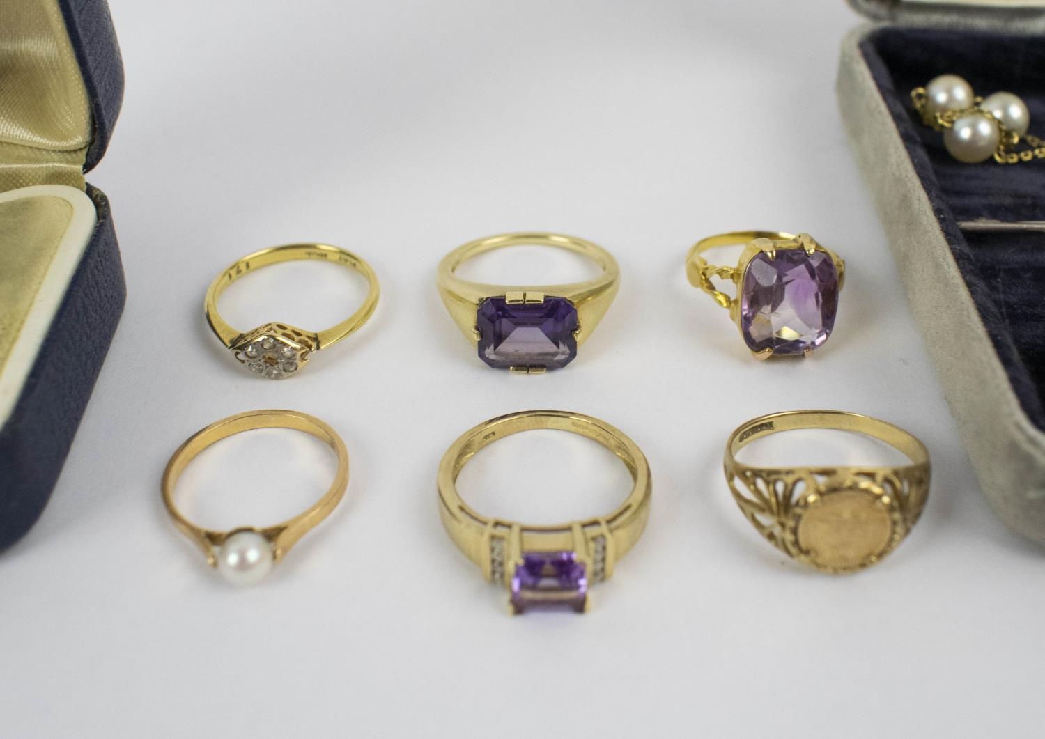 A COLLECTION OF ASSORTED JEWELLERY, comprising two amethyst gold rings, a cultured pearl ring, a - Image 3 of 13