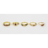 COLLECTION OF FIVE RINGS, mostly yellow metal, comprising an 18ct gold sapphire and diamond set