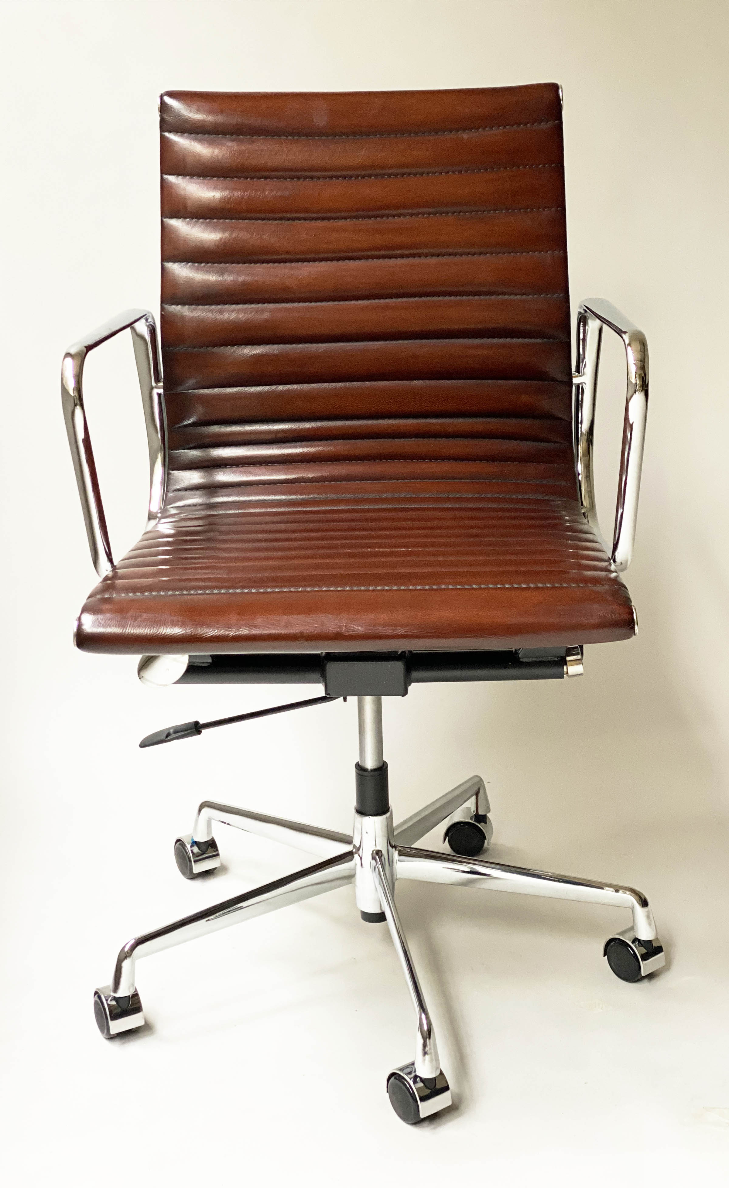 REVOLVING DESK CHAIR, Charles and Ray Eames inspired ribbed, mid brown leather, revolving and - Bild 4 aus 14