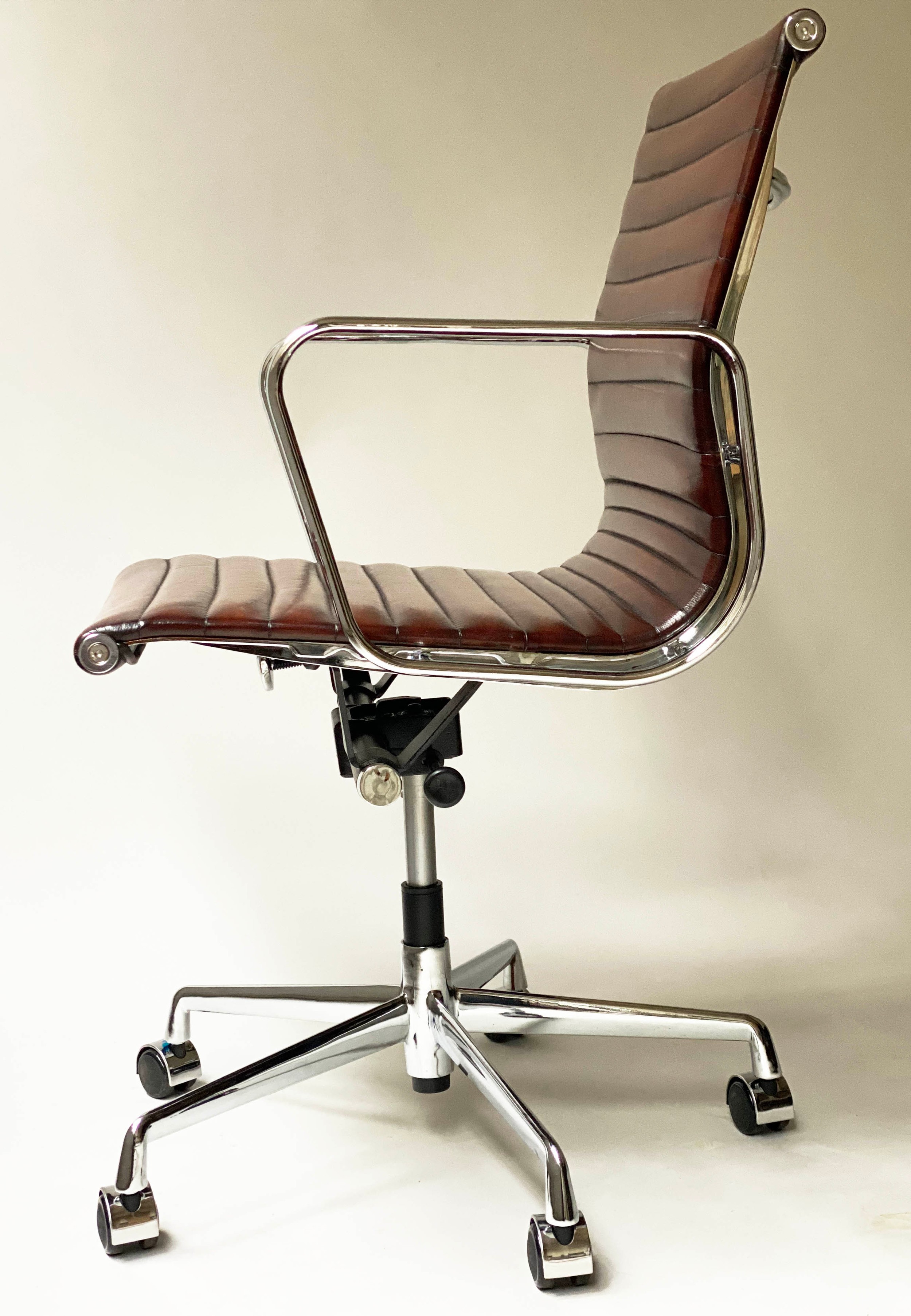 REVOLVING DESK CHAIR, Charles and Ray Eames inspired ribbed, mid brown leather, revolving and - Bild 7 aus 14