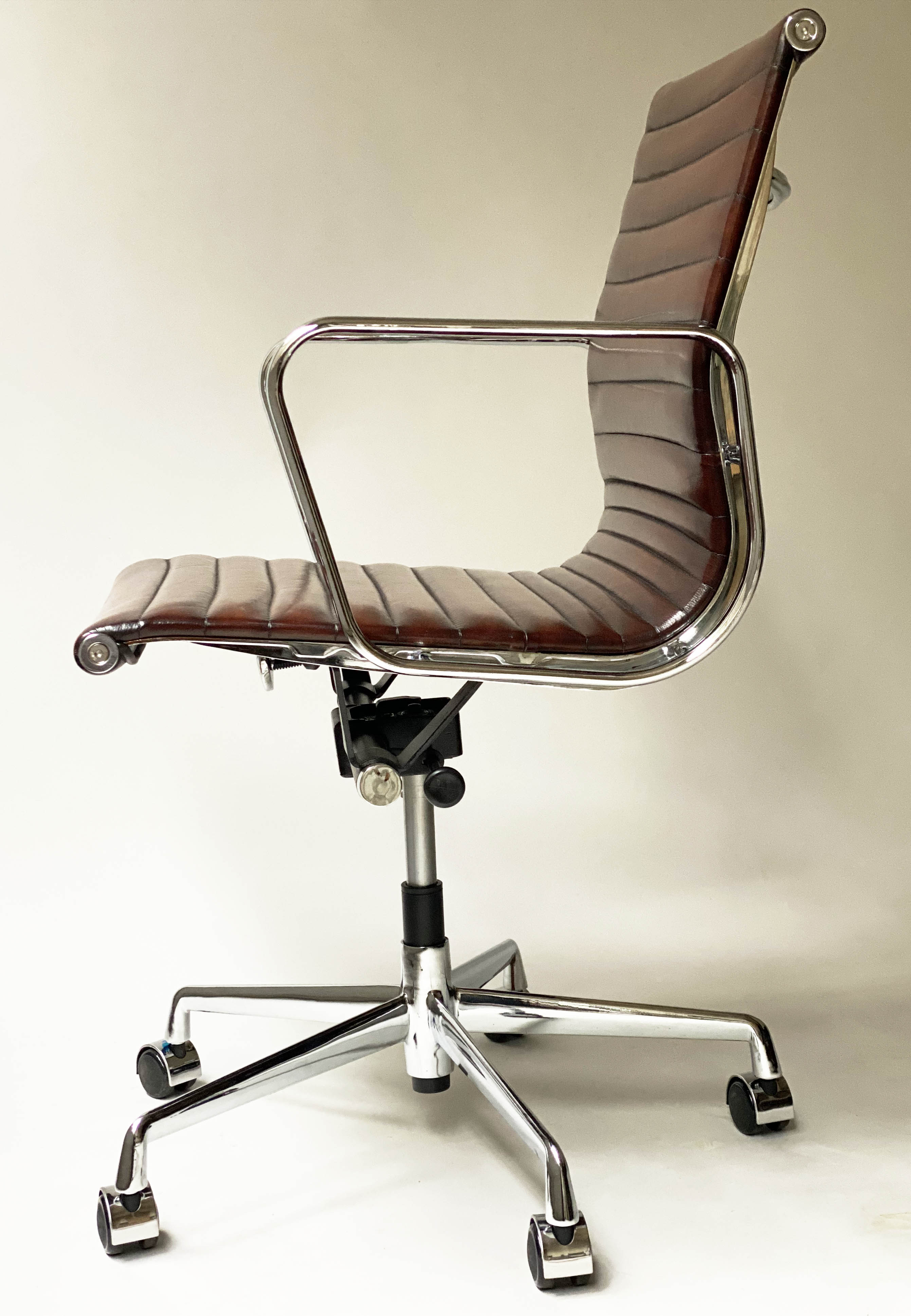 REVOLVING DESK CHAIR, Charles and Ray Eames inspired ribbed, mid brown leather, revolving and - Bild 8 aus 14