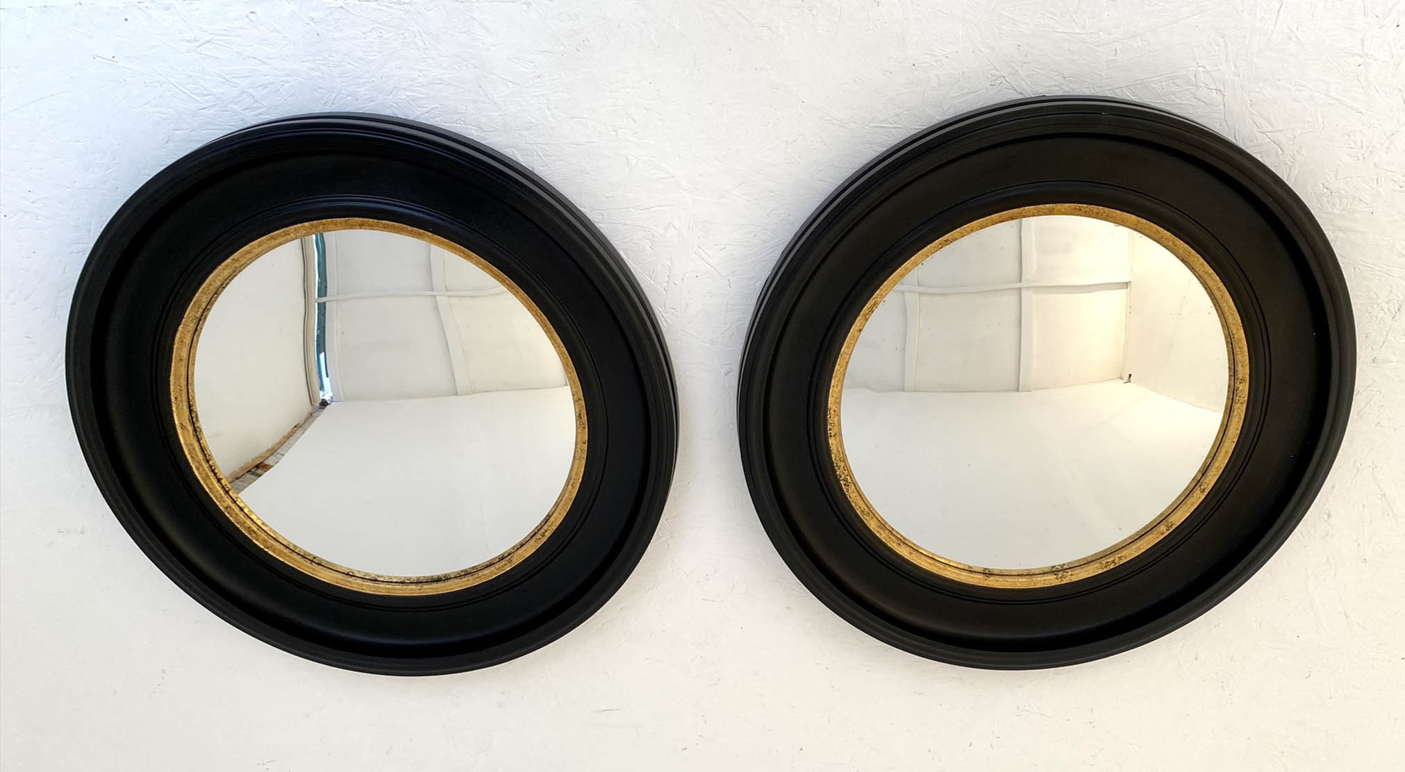 CONVEX WALL MIRRORS, a pair, 74cm diameter, Regency style with black and gold circular frames. (2) - Bild 7 aus 7