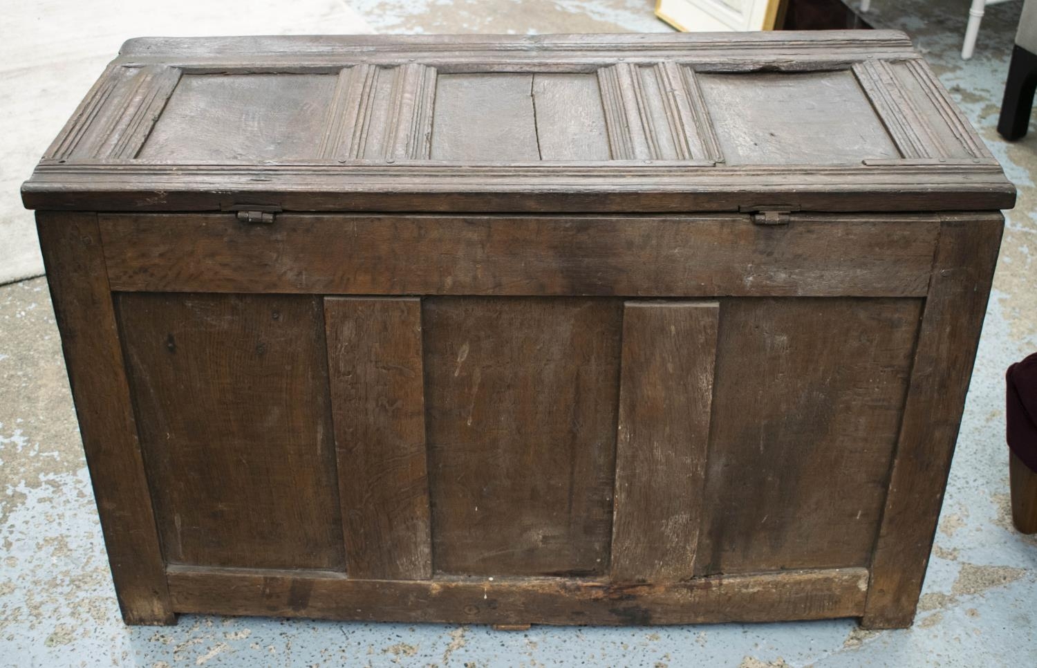 COFFER, 61cm H x 101cm W x 42cm D, 17th century oak, with hinged top. - Bild 6 aus 6